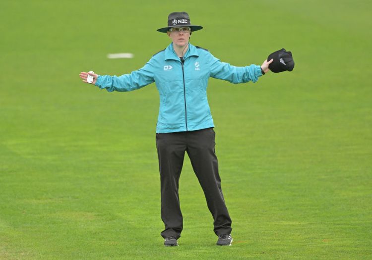 Female umpires Sue Redfern and Jacqueline Williams make history at