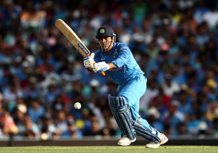 dhawantenddhoni170103-min