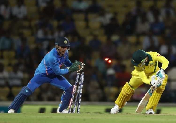 dhoni08112001