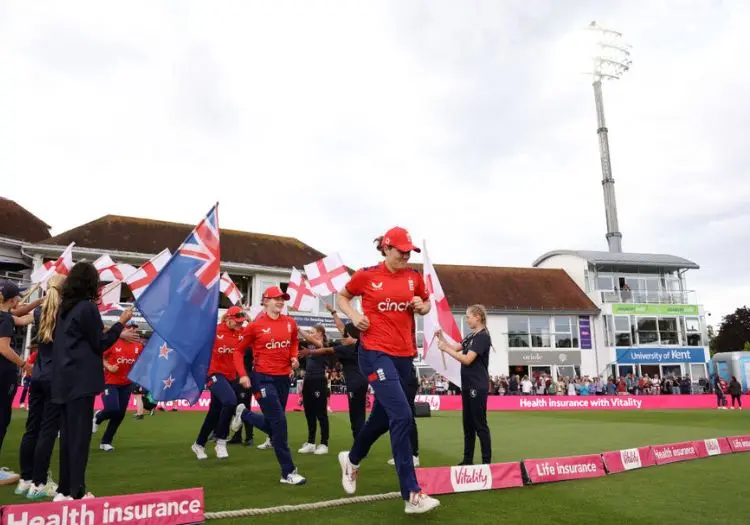 englandwomen040901