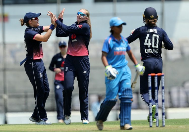 englandwomen1070418-2