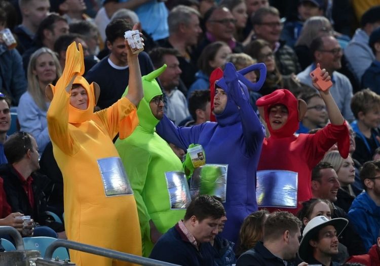 hundredfans120801-min