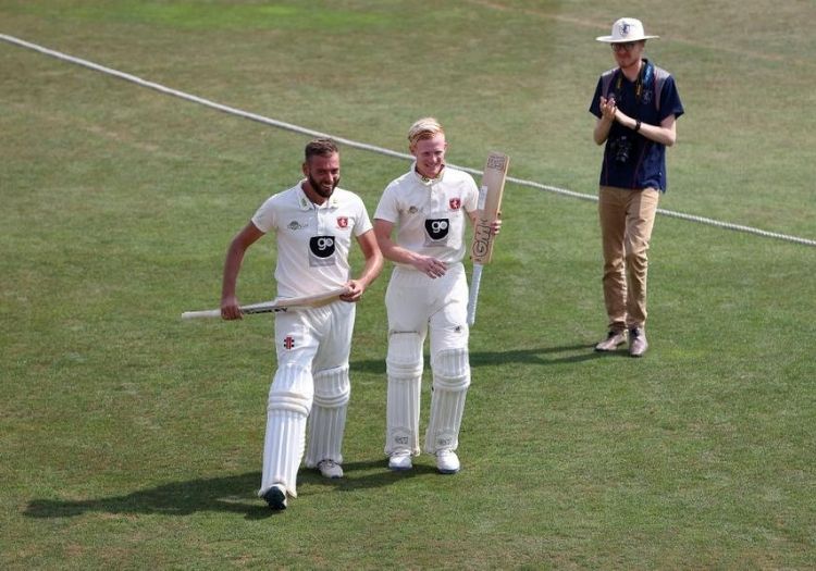 leaningcox140801-min_(1)