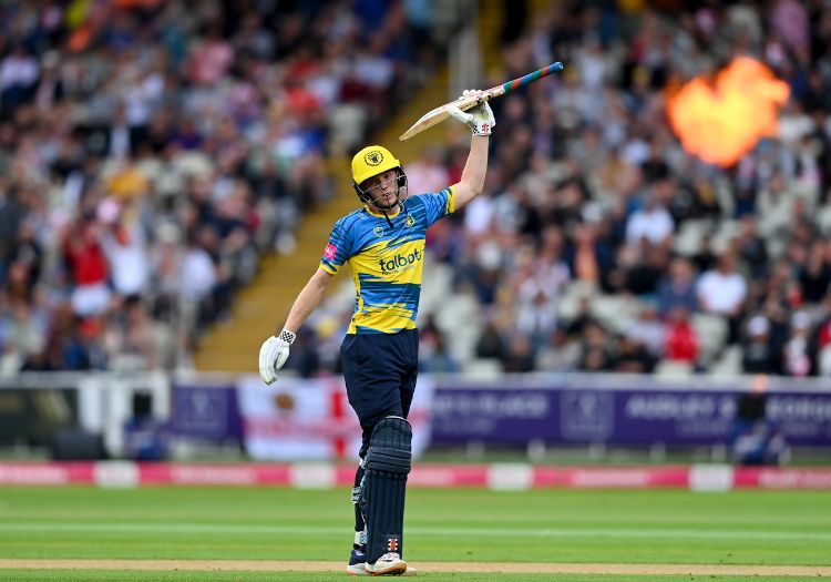 Dan Mousley targets trophies with Warwickshire after extending ...