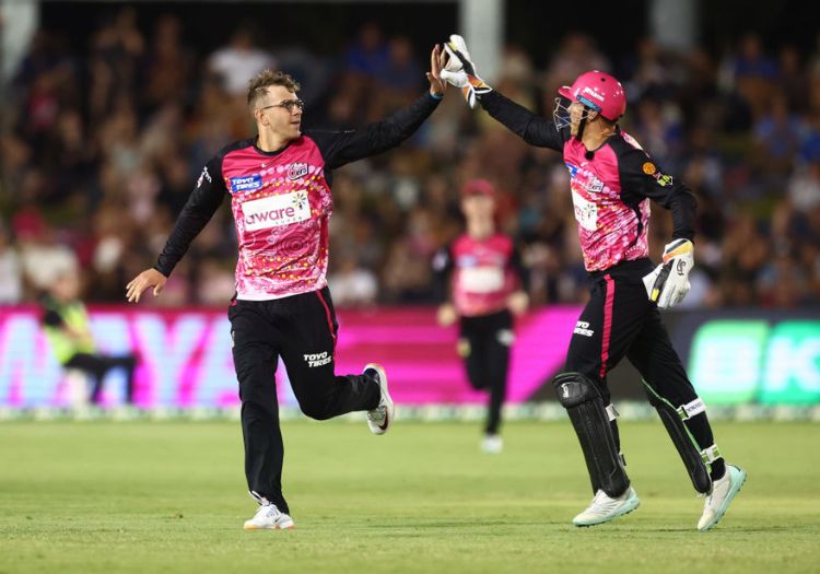 Steve Smith posts first Big Bash century to take Sydney Sixers top of