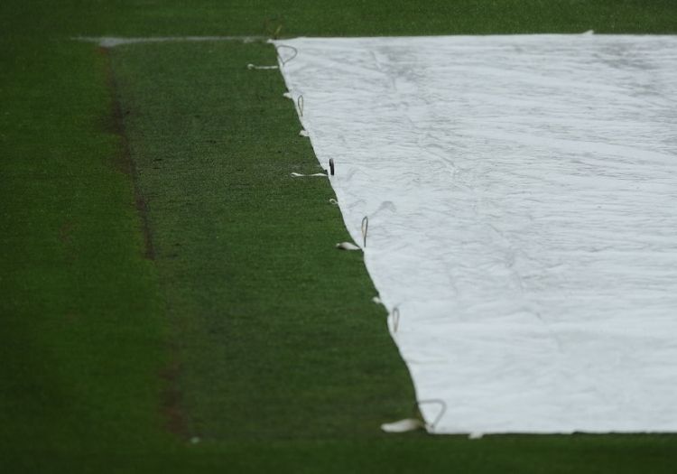 sydneyrain251001-min