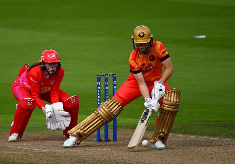 womenshundred220101-min